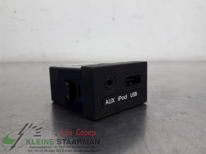 AUX/USB aansluiting van een Kia Picanto (TA) 1.0 12V 2015
