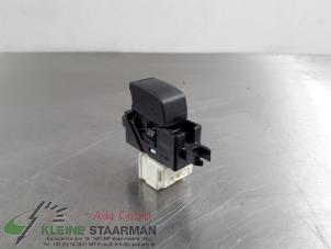 Gebruikte Elektrisch Raam Schakelaar Nissan X-Trail (T30) 2.5 16V 4x4 Prijs op aanvraag aangeboden door Kleine Staarman B.V. Autodemontage