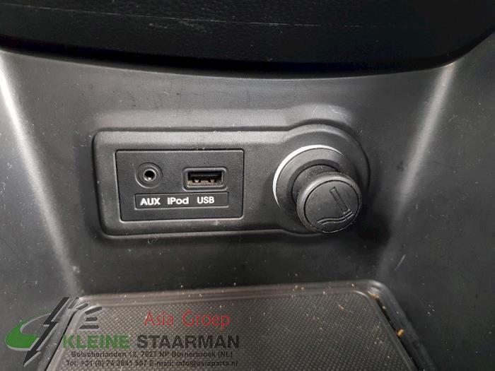 AUX/USB aansluiting van een Hyundai iX20 (JC) 1.4i 16V 2013