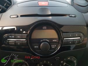 Gebruikte Radio CD Speler Mazda 2 (DE) 1.3 16V S-VT Prijs op aanvraag aangeboden door Kleine Staarman B.V. Autodemontage
