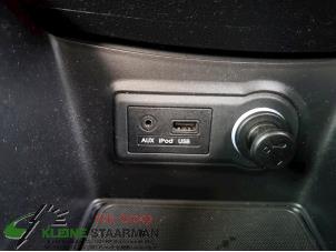 Gebruikte AUX/USB aansluiting Hyundai iX20 (JC) 1.6i 16V Prijs op aanvraag aangeboden door Kleine Staarman B.V. Autodemontage
