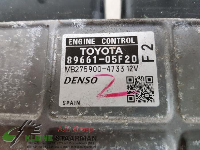Kontaktslot + computer van een Toyota Avensis Wagon (T27) 2.0 16V D-4D-F 2013