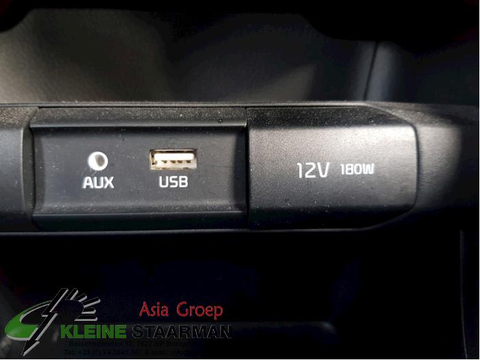 AUX/USB aansluiting van een Kia Picanto (JA) 1.0 12V 2018