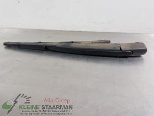 Gebruikte Ruitenwisserarm achter Hyundai i20 (GBB) 1.2i 16V Prijs € 42,50 Margeregeling aangeboden door Kleine Staarman B.V. Autodemontage