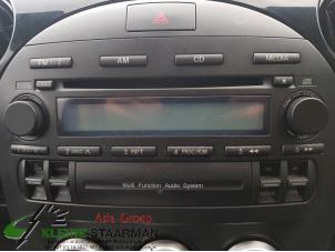 Gebruikte Radio CD Speler Mazda MX-5 (NC18/1A) 1.8i 16V Prijs op aanvraag aangeboden door Kleine Staarman B.V. Autodemontage