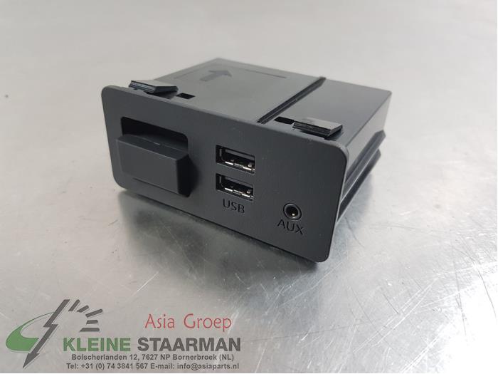 AUX/USB aansluiting van een Mazda MX-5 (ND) 2.0 SkyActiv G-184 16V 2019