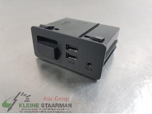 Gebruikte AUX/USB aansluiting Mazda MX-5 (ND) 2.0 SkyActiv G-184 16V Prijs op aanvraag aangeboden door Kleine Staarman B.V. Autodemontage