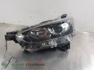 Gebruikte Linker Koplamp Mazda CX-3 (DJ/DK) 2.0 SkyActiv-G 120 Prijs op aanvraag aangeboden door Kleine Staarman B.V. Autodemontage