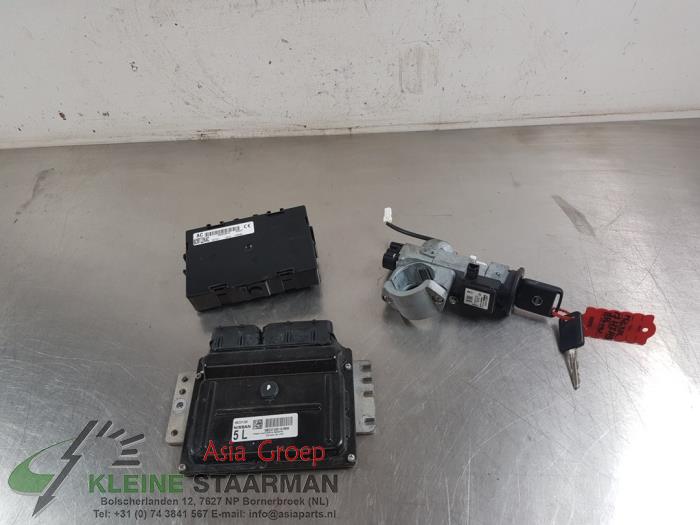 Kontaktslot + computer van een Nissan Micra (K12) 1.2 16V 2009