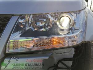 Gebruikte Linker Koplamp Suzuki Grand Vitara II (JT) 2.4 16V Prijs op aanvraag aangeboden door Kleine Staarman B.V. Autodemontage