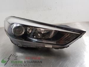 Gebruikte Rechter Koplamp Hyundai Tucson (TL) 1.6 GDi 16V 2WD Prijs € 150,00 Margeregeling aangeboden door Kleine Staarman B.V. Autodemontage