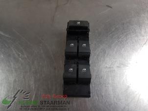 Gebruikte Raam schakelaar elektrisch Hyundai i30 Wagon (PDEF5) 1.4 T-GDI 16V Prijs € 75,00 Margeregeling aangeboden door Kleine Staarman B.V. Autodemontage