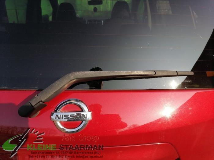 Ruitenwisserarm achter van een Nissan Note (E12) 1.2 DIG-S 98 2015