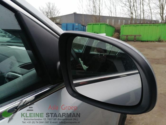 Spiegel Buiten rechts van een Kia Sportage (QL) 1.7 CRDi 115 16V 4x2 2016