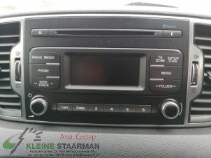 Gebruikte Radio CD Speler Kia Sportage (QL) 1.7 CRDi 115 16V 4x2 Prijs € 100,00 Margeregeling aangeboden door Kleine Staarman B.V. Autodemontage