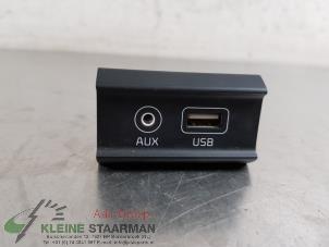 Gebruikte AUX/USB aansluiting Kia Ceed (CDB5/CDBB) 1.4 T-GDI 16V Prijs op aanvraag aangeboden door Kleine Staarman B.V. Autodemontage