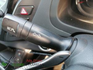 Gebruikte Pinker Schakelaar Hyundai i40 CW (VFC) 1.7 CRDi 16V Prijs op aanvraag aangeboden door Kleine Staarman B.V. Autodemontage
