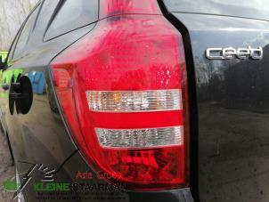 Gebruikte Achterlicht links Kia Cee'd Sporty Wagon (EDF) 2.0 16V Prijs € 75,00 Margeregeling aangeboden door Kleine Staarman B.V. Autodemontage