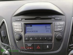 Gebruikte Radio CD Speler Hyundai iX35 (LM) 1.6 GDI 16V Prijs op aanvraag aangeboden door Kleine Staarman B.V. Autodemontage