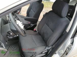 Gebruikte Voorstoel links Toyota Avensis Verso (M20) 2.0 16V VVT-i D-4 Prijs op aanvraag aangeboden door Kleine Staarman B.V. Autodemontage