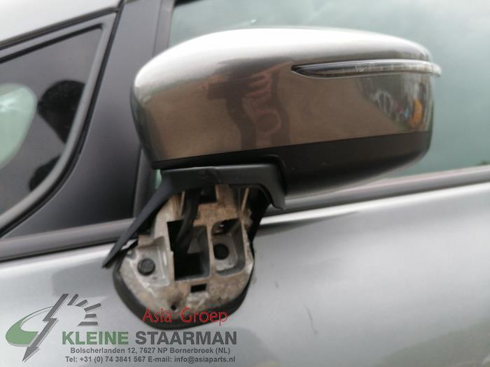 Spiegel Buiten links van een Nissan Note (E12) 1.2 68 2014
