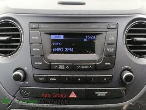 Gebruikte Radio CD Speler Hyundai i10 (B5) 1.2 16V Prijs op aanvraag aangeboden door Kleine Staarman B.V. Autodemontage