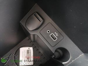 Gebruikte AUX/USB aansluiting Nissan Qashqai (J11) 1.3 DIG-T 140 16V Prijs op aanvraag aangeboden door Kleine Staarman B.V. Autodemontage