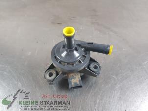 Gebruikte Extra waterpomp Toyota Yaris III (P13) 1.5 16V Hybrid Prijs € 50,00 Margeregeling aangeboden door Kleine Staarman B.V. Autodemontage