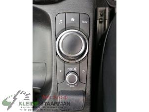 Gebruikte Radiobedienings paneel Mazda CX-3 2.0 SkyActiv-G 120 Prijs op aanvraag aangeboden door Kleine Staarman B.V. Autodemontage
