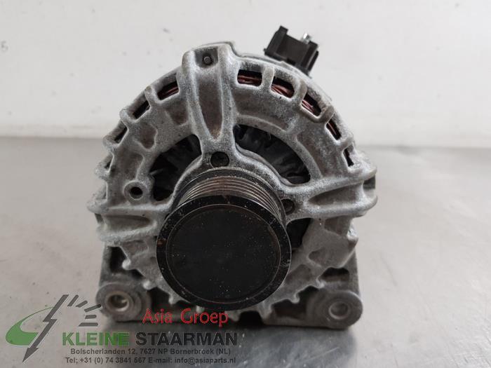 Dynamo van een Nissan Qashqai (J11) 1.6 DIG-T 163 16V 2015