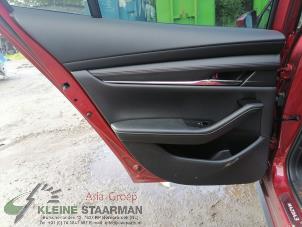 Gebruikte Deurbekleding 4Deurs links-achter Mazda 3 (BP) 2.0 SkyActiv-X 180 M Hybrid 16V Prijs € 100,00 Margeregeling aangeboden door Kleine Staarman B.V. Autodemontage