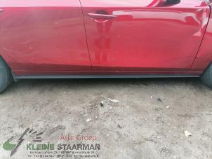 Gebruikte Sideskirt rechts Mazda 3 (BP) 2.0 SkyActiv-X 180 M Hybrid 16V Prijs € 125,00 Margeregeling aangeboden door Kleine Staarman B.V. Autodemontage
