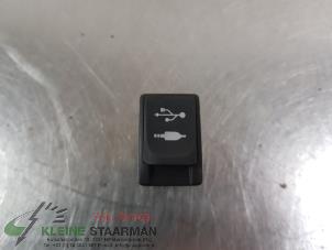 Gebruikte AUX/USB aansluiting Toyota GT 86 (ZN) 2.0 16V Prijs € 42,50 Margeregeling aangeboden door Kleine Staarman B.V. Autodemontage