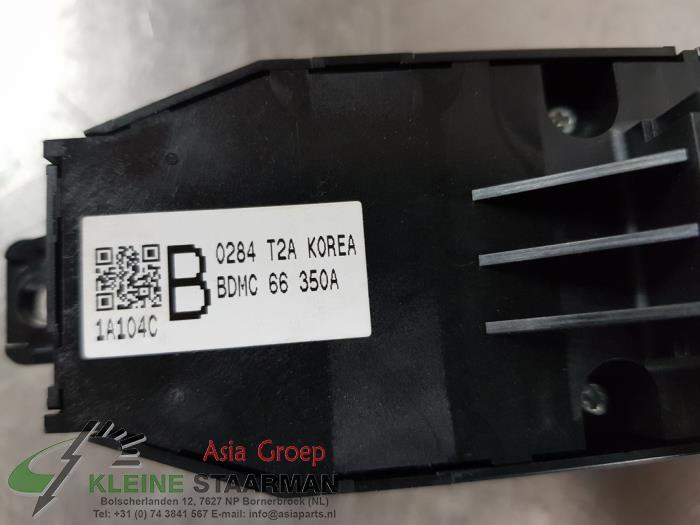 Ruit schakelaar elektrisch van een Mazda CX-30 (DM) 2.0 e-SkyActiv X 186 16V 2021