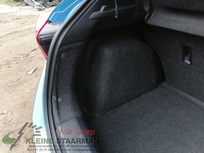 Kofferbakbekleding links van een Nissan Micra (K14) 0.9 IG-T 12V 2018