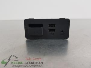 Gebruikte AUX/USB aansluiting Mazda 2 (DJ/DL) 1.5 SkyActiv-G 90 Prijs op aanvraag aangeboden door Kleine Staarman B.V. Autodemontage