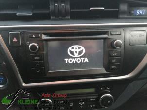Gebruikte Radio omlijsting Toyota Auris Touring Sports (E18) 1.8 16V Hybrid Prijs op aanvraag aangeboden door Kleine Staarman B.V. Autodemontage