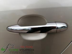 Gebruikte Portiergreep 4Deurs links-achter Kia Carens III (FG) 2.0i CVVT 16V Prijs op aanvraag aangeboden door Kleine Staarman B.V. Autodemontage