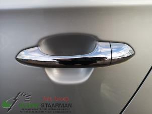 Gebruikte Portiergreep 4Deurs links-achter Kia Carens IV (RP) 1.6 GDI 16V Prijs op aanvraag aangeboden door Kleine Staarman B.V. Autodemontage