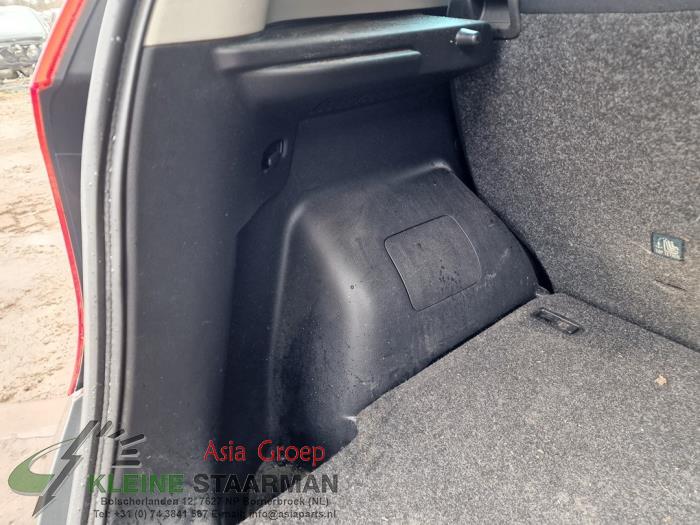 Kofferbakbekleding links van een Nissan Note (E12) 1.2 DIG-S 98 2015