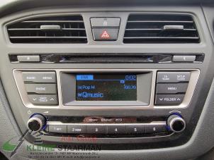 Gebruikte Radio CD Speler Hyundai i20 (GBB) 1.2i 16V Prijs op aanvraag aangeboden door Kleine Staarman B.V. Autodemontage