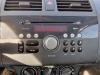 Radio CD Speler van een Suzuki Swift (ZA/ZC/ZD1/2/3/9), 2005 / 2011 1.3 VVT 16V, Hatchback, Benzine, 1.328cc, 68kW (92pk), FWD, M13AVVT, 2005-02 / 2010-09, EZC11; MZA11; MZC11; NZA11; NZC11 2005