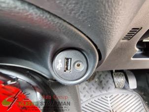 Gebruikte AUX/USB aansluiting Nissan Juke (F15) 1.2 DIG-T 12V Prijs op aanvraag aangeboden door Kleine Staarman B.V. Autodemontage