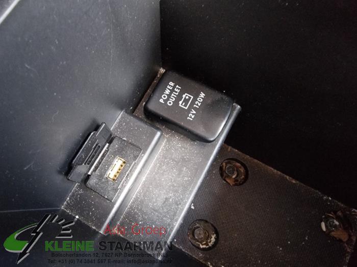 AUX/USB aansluiting van een Mitsubishi Outlander (GF/GG) 2.2 DI-D 16V Clear Tec 4x4 2015