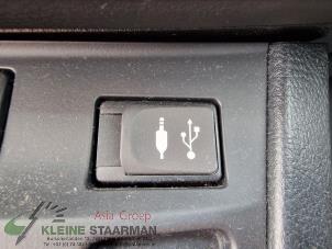 Gebruikte AUX/USB aansluiting Toyota Auris (E18) 1.8 16V Hybrid Prijs op aanvraag aangeboden door Kleine Staarman B.V. Autodemontage