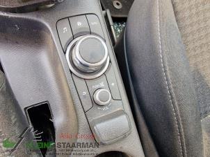 Gebruikte Navigatie bedienings paneel Mazda 2 (DJ/DL) 1.5 SkyActiv-G 90 Prijs op aanvraag aangeboden door Kleine Staarman B.V. Autodemontage