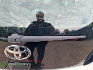 Gebruikte Ruitenwisserarm achter Toyota Aygo (B40) 1.0 12V VVT-i Prijs op aanvraag aangeboden door Kleine Staarman B.V. Autodemontage