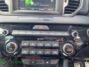 Gebruikte Radiobedienings paneel Kia Sportage (QL) 1.6 T-GDI 177 16V 4x4 Prijs op aanvraag aangeboden door Kleine Staarman B.V. Autodemontage