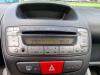 Radio CD Speler van een Toyota Aygo (B10), 2005 / 2014 1.0 12V VVT-i, Hatchback, Benzine, 998cc, 50kW (68pk), FWD, 1KRFE, 2005-07 / 2014-05, KGB10 2010