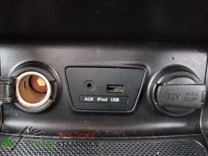 Gebruikte AUX/USB aansluiting Hyundai iX35 (LM) 1.7 CRDi 16V Prijs op aanvraag aangeboden door Kleine Staarman B.V. Autodemontage